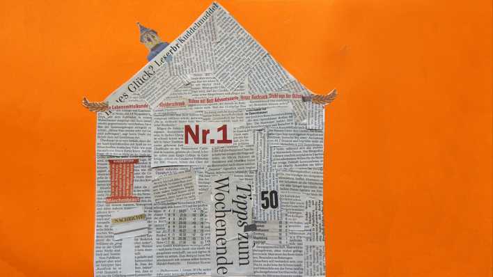 Bastelei: Zeitungen zu einem Haus geklebt, darauf steht "Nr. 1" in roter Farbe (Quelle: rbb/OHRENBÄR/Paula Charlott Dilßner)
