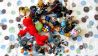 Eine große Spielzeug-Sammlung auf einem bunt gepunkteten Tuch (Quelle: rbb/OHRENBÄR/Sonja Kessen)