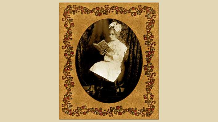 Sehr alte Fotografie, gerahmt: ein Mädchen sitzt auf einem Hocker und liest ein Buch (Quelle: H. D. Tylle)