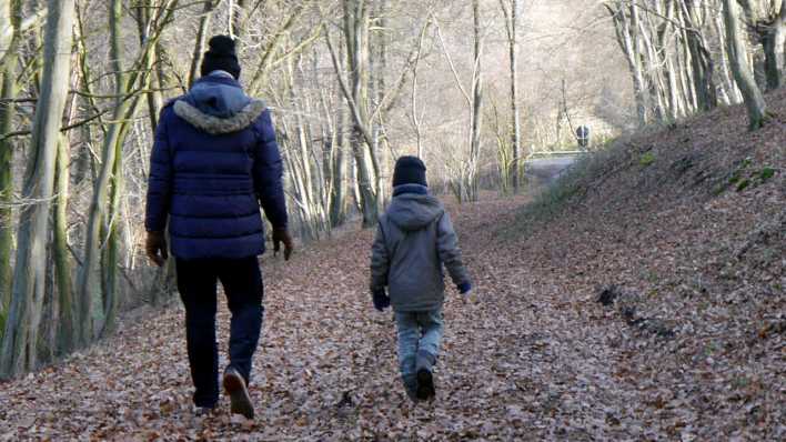 Vater und Sohn spazieren durch den herbstlichen Wald (Quelle: rbb/OHRENBÄR/Sonja Kessen)