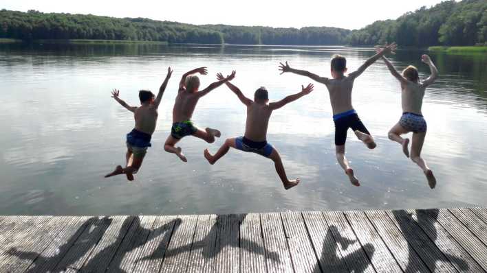 Fünf Kinder springen gemeinsam in den See (Quelle: Dirk Seidler)