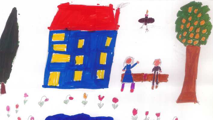 Bunte Kinderzeichnung: ein blaues Haus mit gelben Fenstern und rotem Dach, daneben zwei Personen, Bäume, eine Bank, davor Blumen und ein Teich (Quelle: rbb/OHRENBÄR/Michaela)