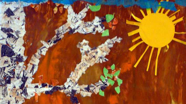 Bunte Bastelei, Collage: Baum und Sonne aus Papier auf einem bunt bemalten Blatt geklebt (Quelle: rbb/OHRENBÄR/Sonja Kessen)
