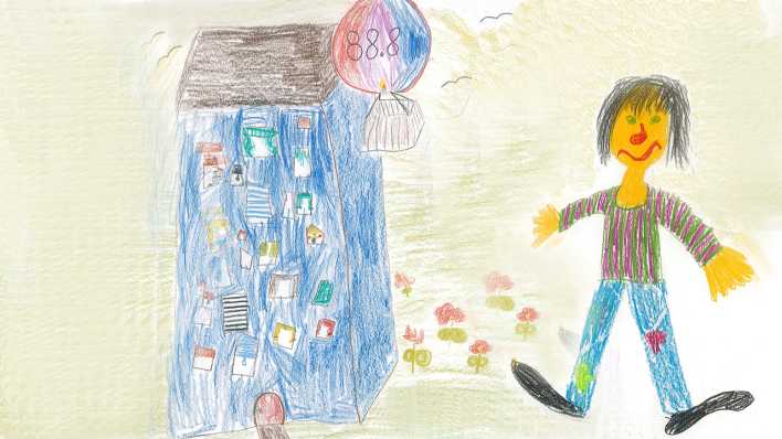 Bunte Kinderzeichnung: ein sehr großes Mädchen neben einem blauen Haus, darüber schwebt ein "88.8"-Ballon (Quelle: rbb/OHRENBÄR/Elisabeth und Nicola)
