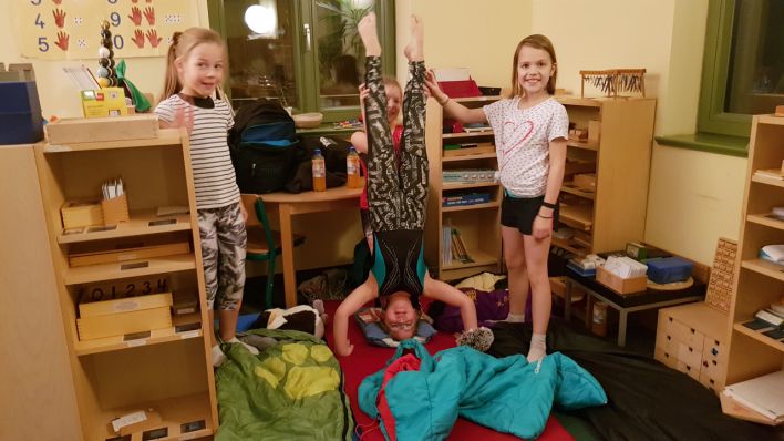 In der Montessori-Grundschule in Pankow: ein Mädchen beim Handstand, drei andere Mädchen unterstützen (Quelle: rbb 88.8/Matthias Bartsch)