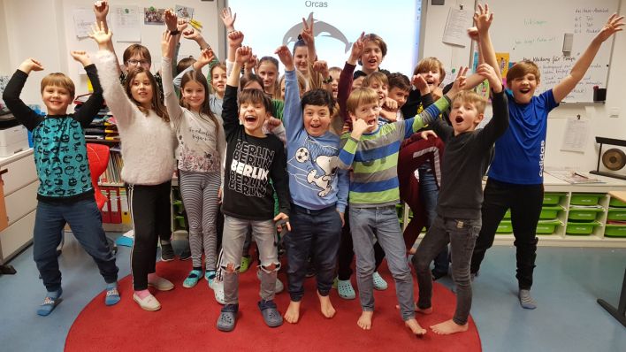 Kinder von der Grundschule auf dem lichten Berg jubeln im Klassenraum (Quelle: rbb 88.8/Matthias Bartsch)