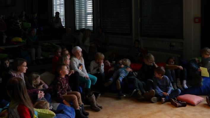 Publikum im dunklen Vortragssaal: Premiere des rbb-Kinderhörspiels "Stella Menzel und der goldene Faden" (Quelle: rbb/OHRENBÄR/Sonja Kessen)