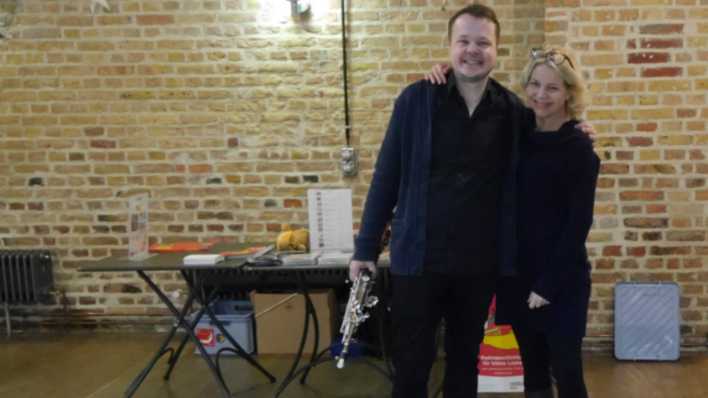 Musiker Friedemann Matzeit mit Saxofon und Schauspielerin Antje von der Ahe, auf der Bühne (Quelle: rbb/OHRENBÄR/Sonja Kessen)