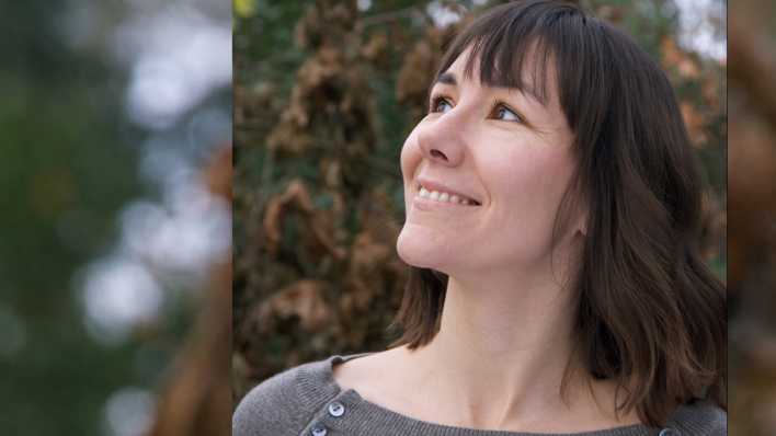 Porträt der Autorin Lena Hach, seitlich, vor Bäumen (Quelle: Anja Schaffner) Porträt der Autorin Lena Hach, seitlich, vor Bäumen (Quelle: Anja Schaffner)