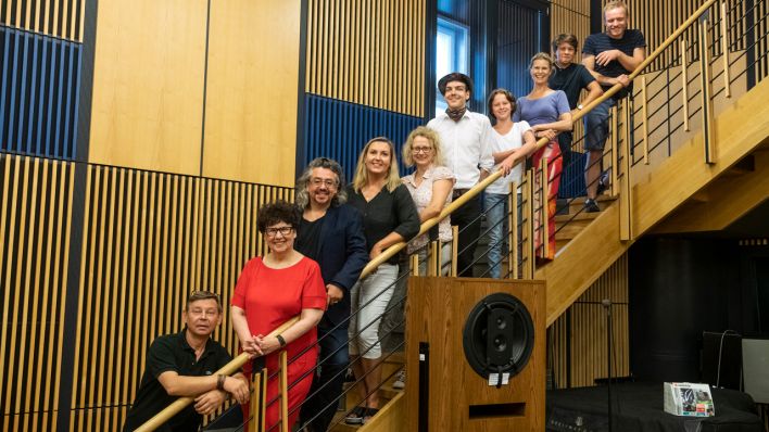 Das gesamte rbb-Kinderhörspielteam auf einer Treppe im Haus des Rundfunks (Quelle: rbb/Oliver Ziebe)