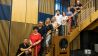 Das gesamte rbb-Kinderhörspielteam auf einer Treppe im Haus des Rundfunks (Quelle: rbb/Oliver Ziebe)