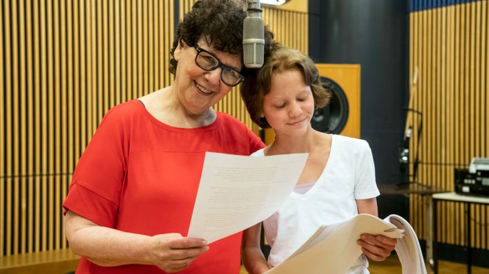 Im Hörspielstudio: Holly-Jane Rahlens und Theresa Zertani am Mikrofon (Quelle: rbb/Oliver Ziebe)