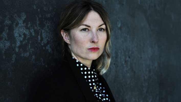 Porträt der Schauspielerin Gabriela Eva Lindl, vor einer dunklen Wand (Quelle: Stefan Klüter)