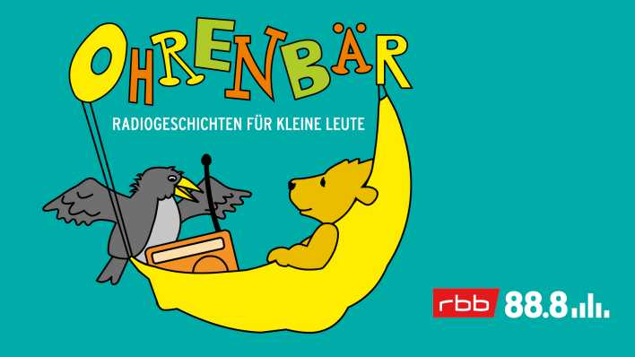 Logo vom rbb 88.8-OHRENBÄR, Schriftlogo "OHRENBÄR - Radiogeschichten für kleine Leute" und Bildlogo - Ohrenbär in der gelben Hängematte, am Fußende ein Kofferradio und die Krähe, Farbhintergrund ist petrol (Quelle: rbb)