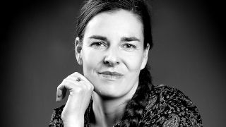 Porträt der Autorin Kerstin Reimann in schwarz-weiß (Quelle: Claudia Pfeil)