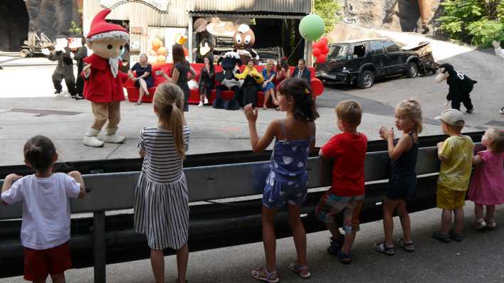 Sandmann auf der Bühne, davor Kinder (Quelle: rbb/OHRENBÄR/Sonja Kessen)