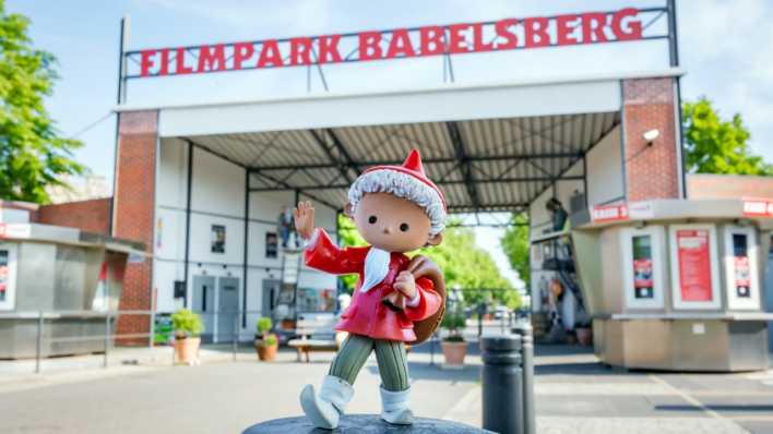 Sandmann winkt, im Hintergrund der Eingang zum Filmpark Babelsberg (Quelle: Ronny Budweth)