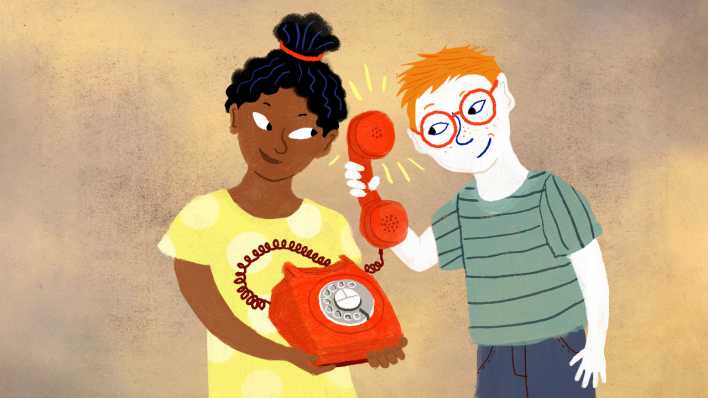 Ein Junge am Telefonhörer, seine Freundin hält das alte, rote Wählscheiben-Telefon (Quelle: rbb/OHRENBÄR/Elsa Klever) Ein Junge am Telefonhörer, seine Freundin hält das alte, rote Wählscheiben-Telefon (Quelle: rbb/OHRENBÄR/Elsa Klever)