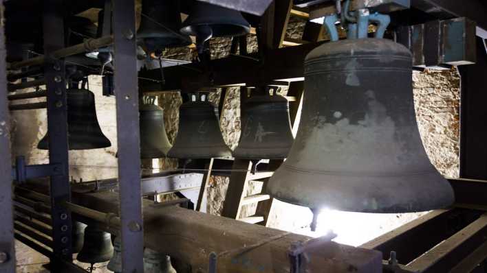 Blick in einen Kirchturm mit einem Glockenspiel (Quelle: imago images/Lars Berg)