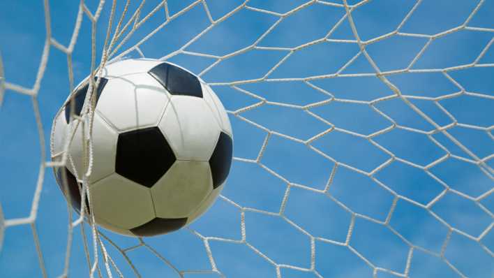 Ein Fußball fliegt ins Tornetz (Quelle: Colourbox)