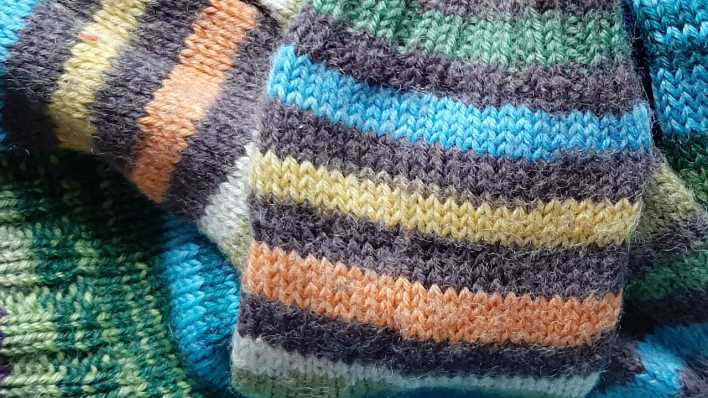 Strickpullover mit vielen bunten Streifen, zusammengelegt (Quelle: rbb/OHRENBÄR/Sonja Kessen)