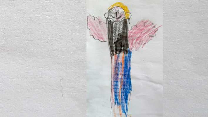 Bunte Kinderzeichnung: eine Figur mit Flügeln, Brille und gelben Haaren (Quelle: OHRENBÄR/Vincent)