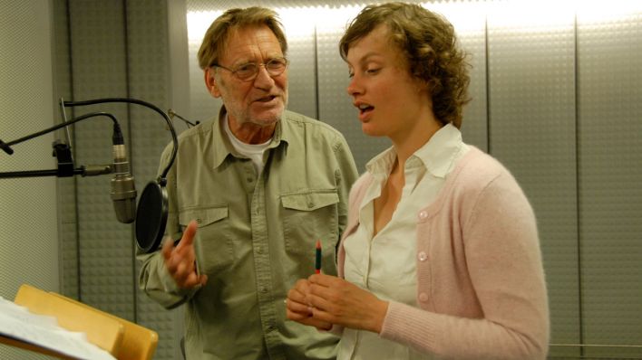 Schauspieler Matthias Habich und Effi Rabsilber sprechen am Mikrofon, im Studio (Quelle: rbb/OHRENBÄR/Birgit Patzelt)