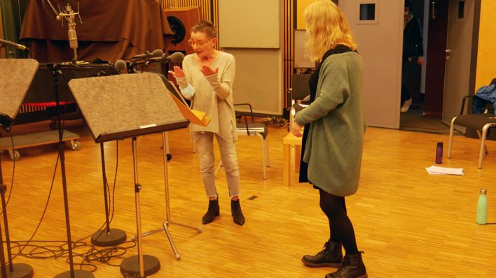 Schauspielerin Eva Weißenborn und Regisseurin Janine Lüttmann, im Studio bei der Aufnahme Mitmachhörspiel zur ARD-Kinderradionacht 2020 (Quelle: rbb/OHRENBÄR/Birgit Patzelt)