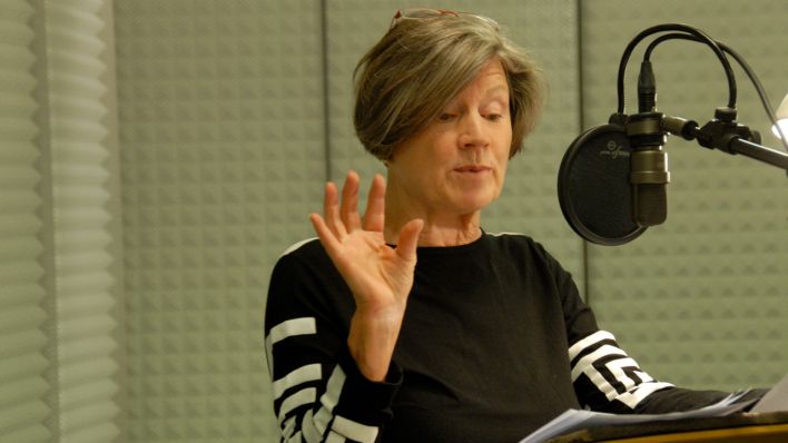 Schauspielerin Uta Hallant spricht ins Mikrofon, im Studio (Quelle: rbb/OHRENBÄR/Birgit Patzelt)