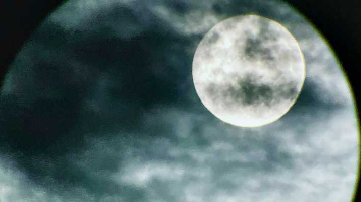 Der helle Mond, im Hintergrund die Erde (Quelle: Maike Janssen)