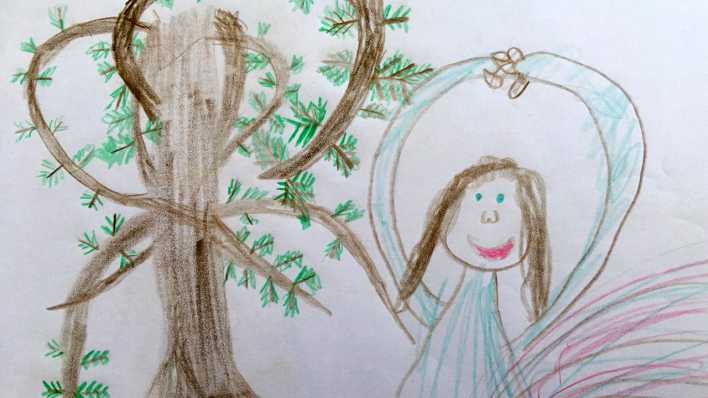 Bunte Kinderzeichnung: ein Mädchen mit den Armen über dem Kopf, daneben ein Baum mit grünen Nadelblättern (Quelle: Mascha von Lieven)