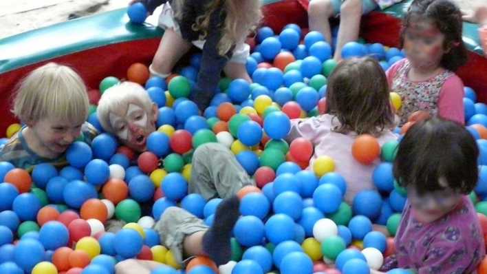 Kinder spielen im Bällebad (Quelle: rbb/OHRENBÄR/Sonja Kessen)