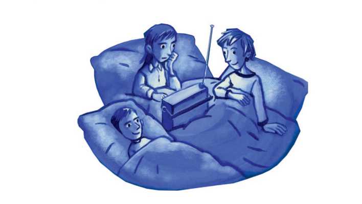 Blaue Zeichnung: drei Kinder mit Bettdecken auf dem Boden, hören aufmerksam Radio (Quelle: ARD/Regina Kehn)