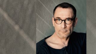 Porträt des Schauspielers Heikko Deutschmann, im schwarzen Pulli, mit Brille (Quelle: M. Bothor)