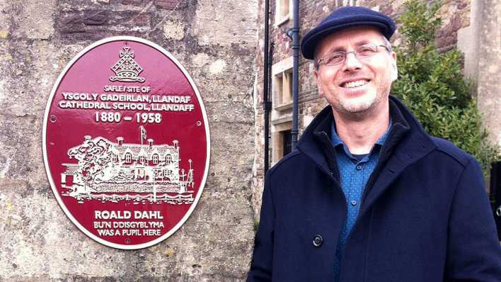 Porträt des Autors Karl Kirsch, mit Mütze, Aufnahme vor der Schule von Roald Dahl in Llandaff in Süd-Wales (Quelle: privat)