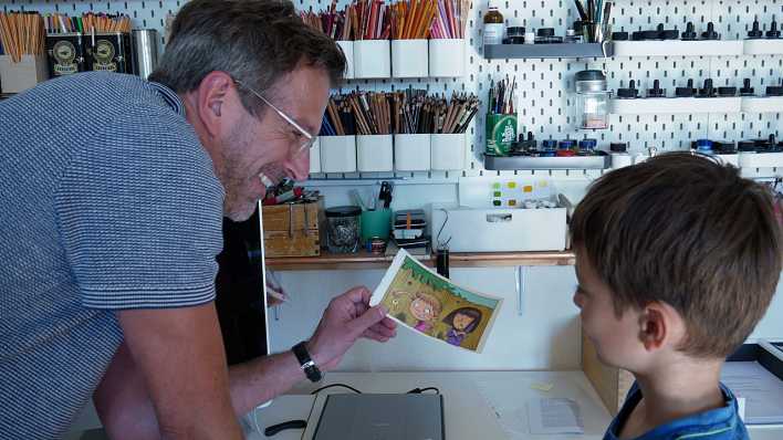 Illustrator Karsten Teich spricht mit Kinderreporter Levi über eine OHRENBÄR-Zeichnung (Quelle: rbb/OHRENBÄR/Martha Zan)