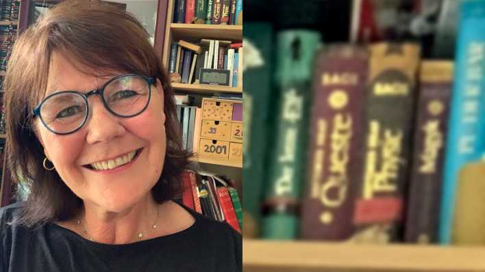 Porträt der Autorin Dorothee Schmitz, vor einem Bücherregal (Quelle: privat)