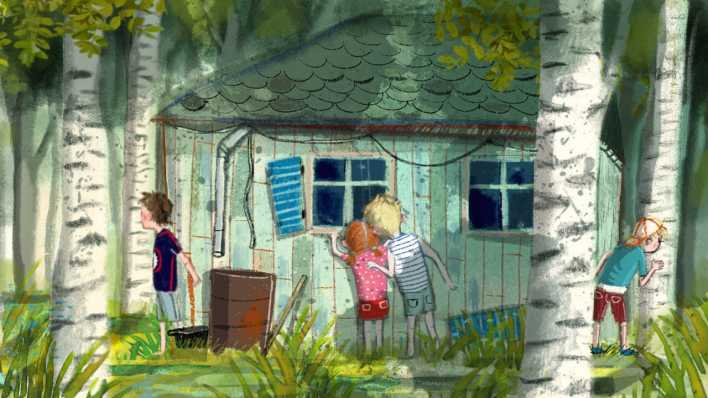 Ein Häuschen in einem Birkenwäldchen, vier Kinder drumherum beobachten Haus und Umfeld (Quelle: rbb/OHRENBÄR/Maja Bohn)