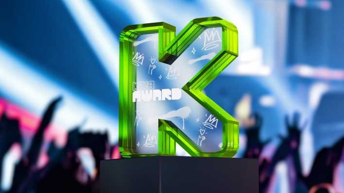 KiKa-Award: ein grün umrandetes K aus Glas im Scheinwerferlicht (Quelle: KiKa)