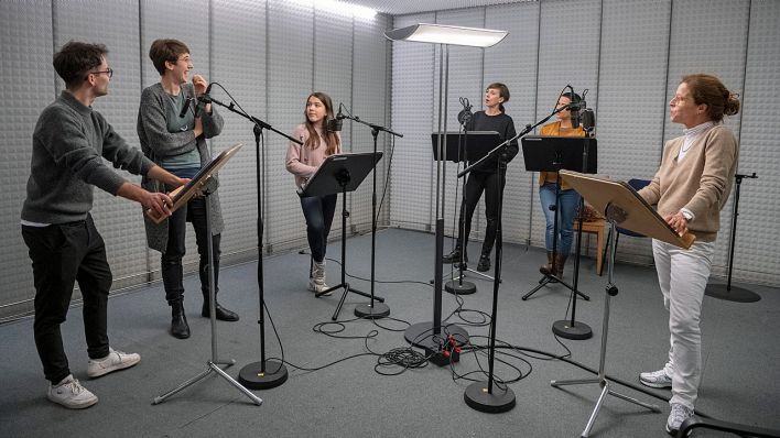 Max Hegewald (Peter Pan), Regisseurin Johanna Steiner, Helena Pietschmann (Lina), Monika Disse (Kaninchen), Anne Düe (Alice) und Sandra Schwittau (Kater Stiefel) im Studio, ARD-Kinderradionacht 2022 (Quelle: rbb/Oliver Ziebe)