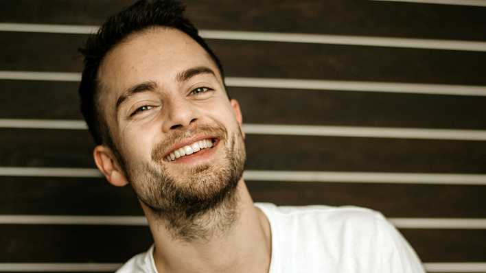 Porträt des Schauspielers Max Hegewald, lachend, mit weißen T-Shirt (Quelle: privat)