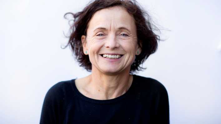 Portrait der Autorin Annette Herzog, vor hellem Hintergrund (Quelle: Simon Bruun Fals)