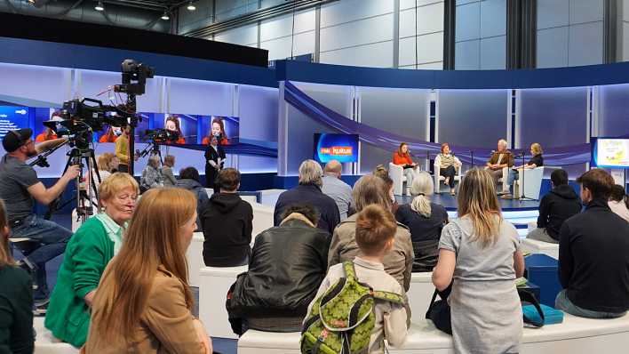 "OHRENBÄR-Lese-Mini-Marathon" auf der Leipziger Buchmesse 2023, Blick zur Bühne (Quelle: rbb/OHRENBÄR/Marie Beckmann)