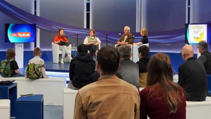 "OHRENBÄR-Lese-Mini-Marathon" auf der Leipziger Buchmesse 2023, Blick zur Bühne, links Monitor mit rbbKultur-Logo, rechts Monitor mit OHRENBÄR-Logo (Quelle: rbb/OHRENBÄR/Marie Beckmann)