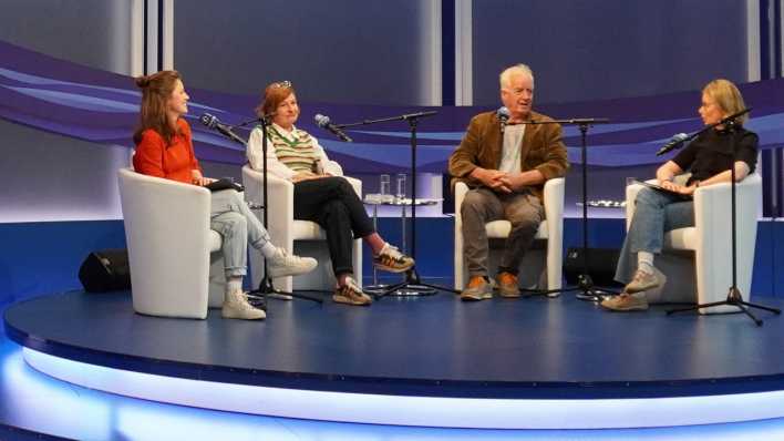 "OHRENBÄR-Lese-Mini-Marathon" auf der Leipziger Buchmesse 2023, v.l.n.r.: Muriel Bielenberg, Karen Matting, Andreas Kaufmann und Margret Bielenberg (Quelle: rbb/OHRENBÄR/Marie Beckmann)