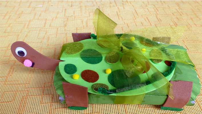 Eine gebastelte Schildkröte, aus buntem Papier und Stoff (Quelle: Karin Gähler)