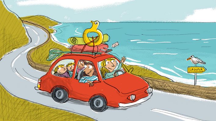 Bunte Zeichnung: ein rotes Auto auf einer Serpentinenstraße am Meer, vorn Mama und Papa, auf dem Rücksitz drei Kinder, auf dem Dach Urlaubsutensilien (Quelle: rbb/OHRENBÄR/Ariane Camus)