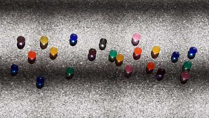 Kleine, bunte Kügelchen auf einem Untergrund mit Licht und Schatten (Quelle: rbb/OHRENBÄR/Sonja Kessen) Kleine, bunte Kügelchen auf einem Untergrund mit Licht und Schatten (Quelle: rbb/OHRENBÄR/Sonja Kessen)