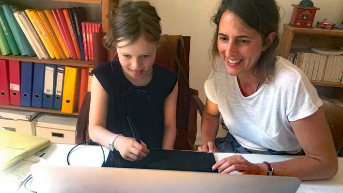 Kinder-Reporterin Matilde malt am Tablet und Illustratorin Ariane Camus schaut zu (Quelle: Marko Pauli)