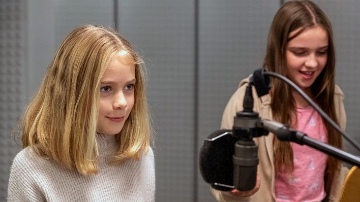 Anni Schwarz (Dimi) und Helene Herwig (Jojo) sprechen im Studio vor Mikrofonen (Quelle: rbb/OHRENBÄR/Oliver Ziebe)